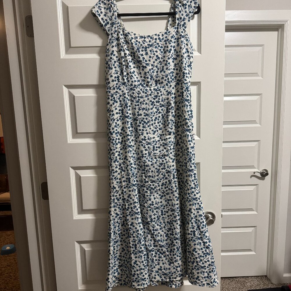 Jessica Simpson Blue and White Floral Maxi Dress in Size Small